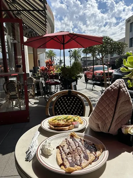 I have been finding ways to re-enter the world of sports. I played soccer for over 10 years. This me eating before I go to the UFC Gym in La Brea, CA. I am learning how to box! I have never learned all the true elements of boxing. I was learning judo my third year of college at UCl and enjoyed it so much. Onto my next athletic chapter, soccer player (possibly) turned BOXER! I'm excited to train at THEE UFC Gym what an inspiring atmosphere.