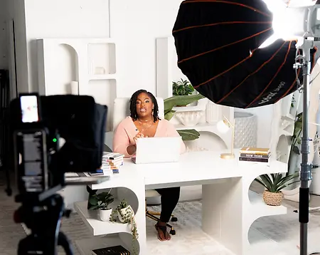Building something real… even on the days no one sees.
This is how Moms Making Moves was created—between responsibilities, real life, and choosing to show up anyway.