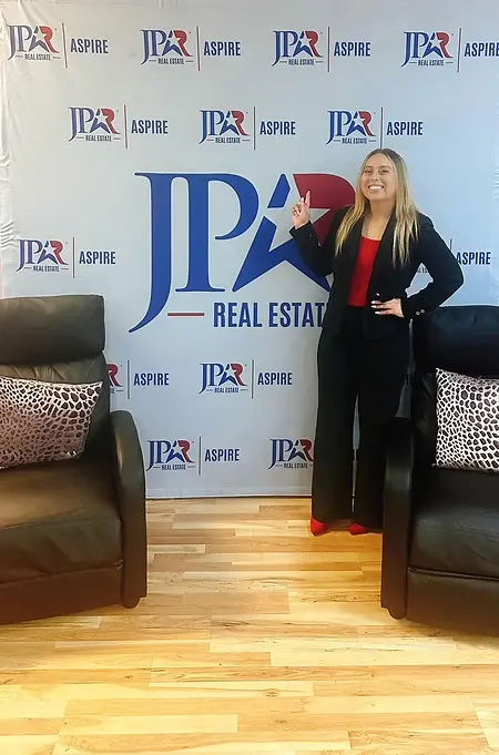 Honored to be part of a Social Media & Branding Expert Panel — a moment that truly reflects how far I’ve come in my career. Sharing the stage with such talented, driven women was both inspiring and energizing. Grateful to JPAR Aspire Real Estate for creating a space that empowers women to lead, grow, and share their expertise. This is one of those full-circle moments I’m incredibly proud of.