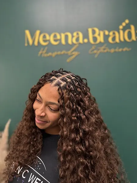 Meet Miracle Knots ✨ The perfect style for women moving away from synthetic braiding hair. Lightweight, natural-looking, and created using only feather crochet human hair + your natural hair. Beauty, versatility, and healthy hair all in one 🤍