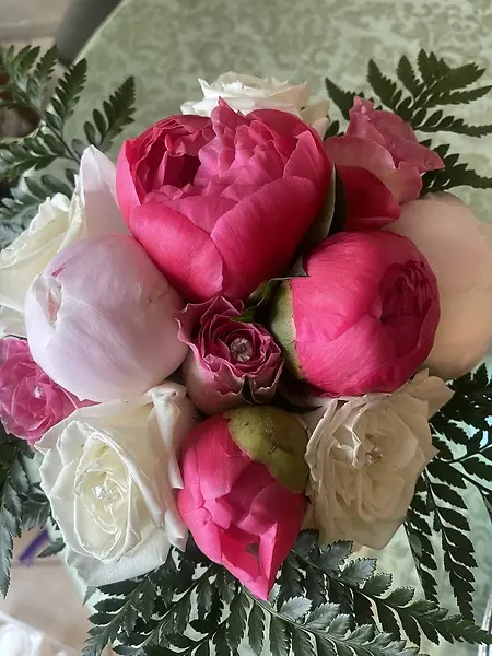 This bridal bouquet represents a breakthrough, thus was my first wedding where I was in charge to do all the floral arrangements🌹