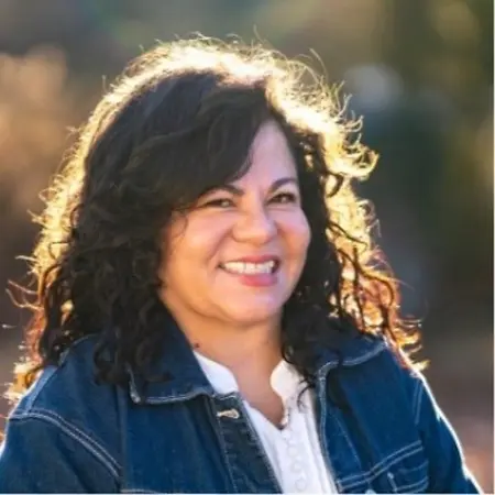 Zoeh Arana, Bilingual Community outreach Specialist on Influential Women