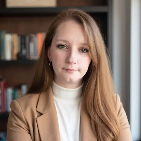 Johanna Lynch, Community Manager - Floating on Influential Women