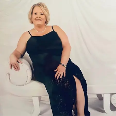 Amy Webb, Gold Leader Has a team of 300 on Influential Women