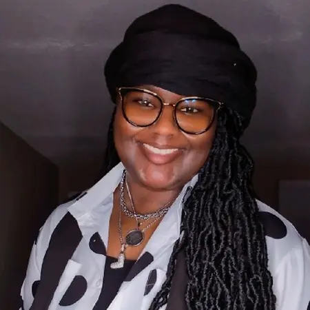 Lyn Thomas, Customer Service Representative on Influential Women