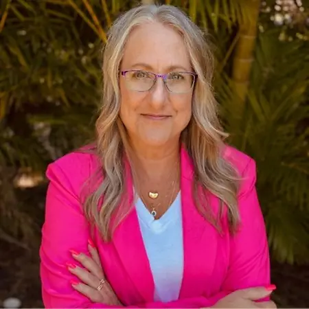Lauren Paul, Founder/CEO/Managing Bookkeeper and Advanced Certified QBO ProAdvisor on Influential Women