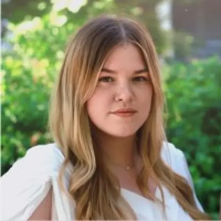 Sage Avarda, Socials and New Media on Influential Women
